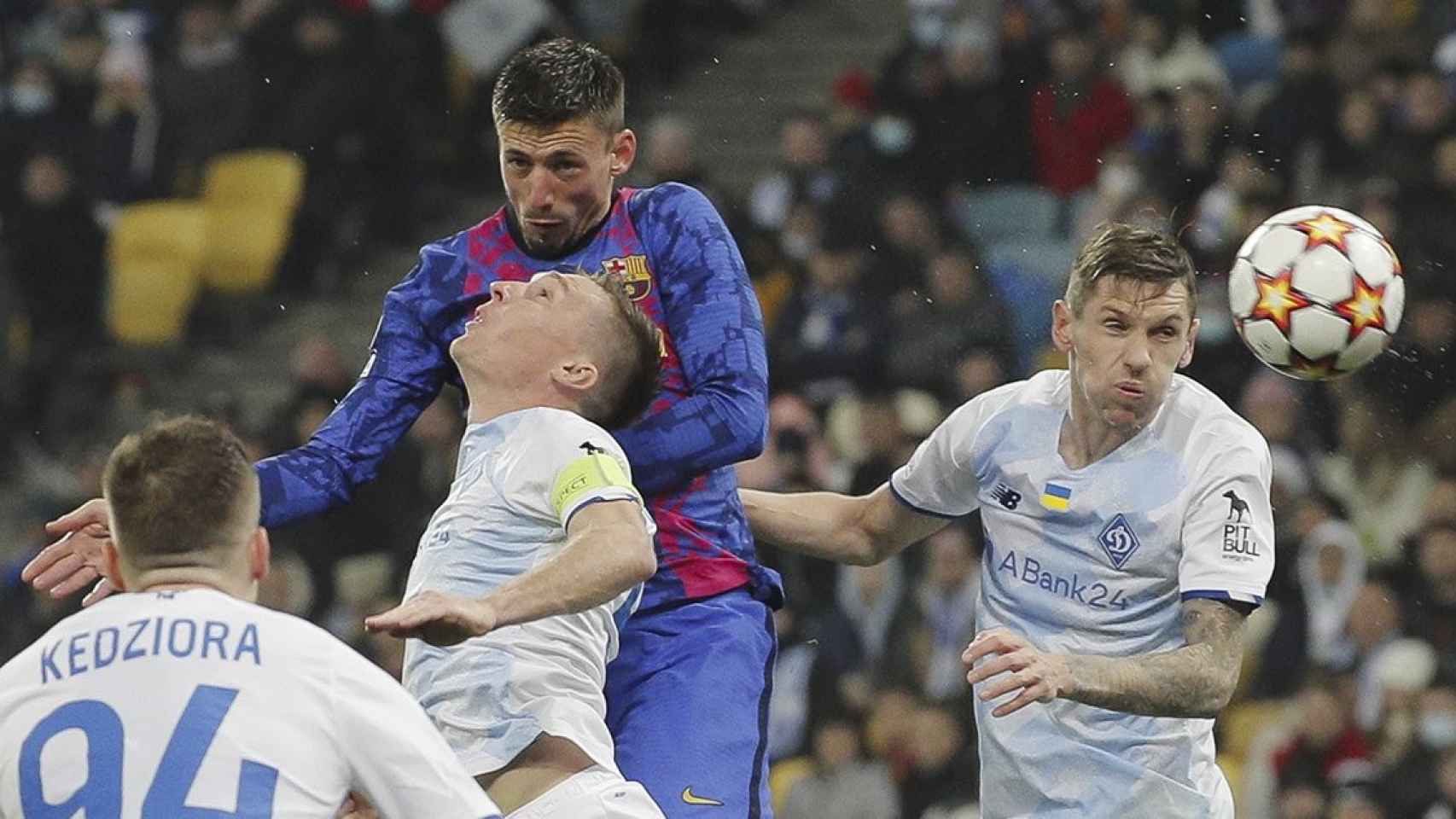 Cabezazo de Clement Lenglet ante el Dinamo de Kiev / EFE