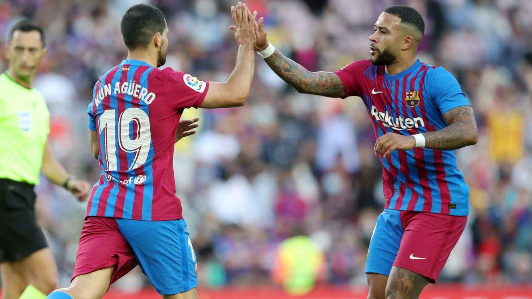 Agüero y Memphis celebran el gol del Barça / FCB