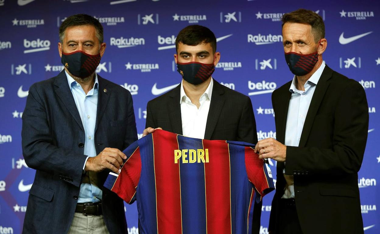 Ramon Planes con Pedri y Bartomeu en la presentación del canario / EFE