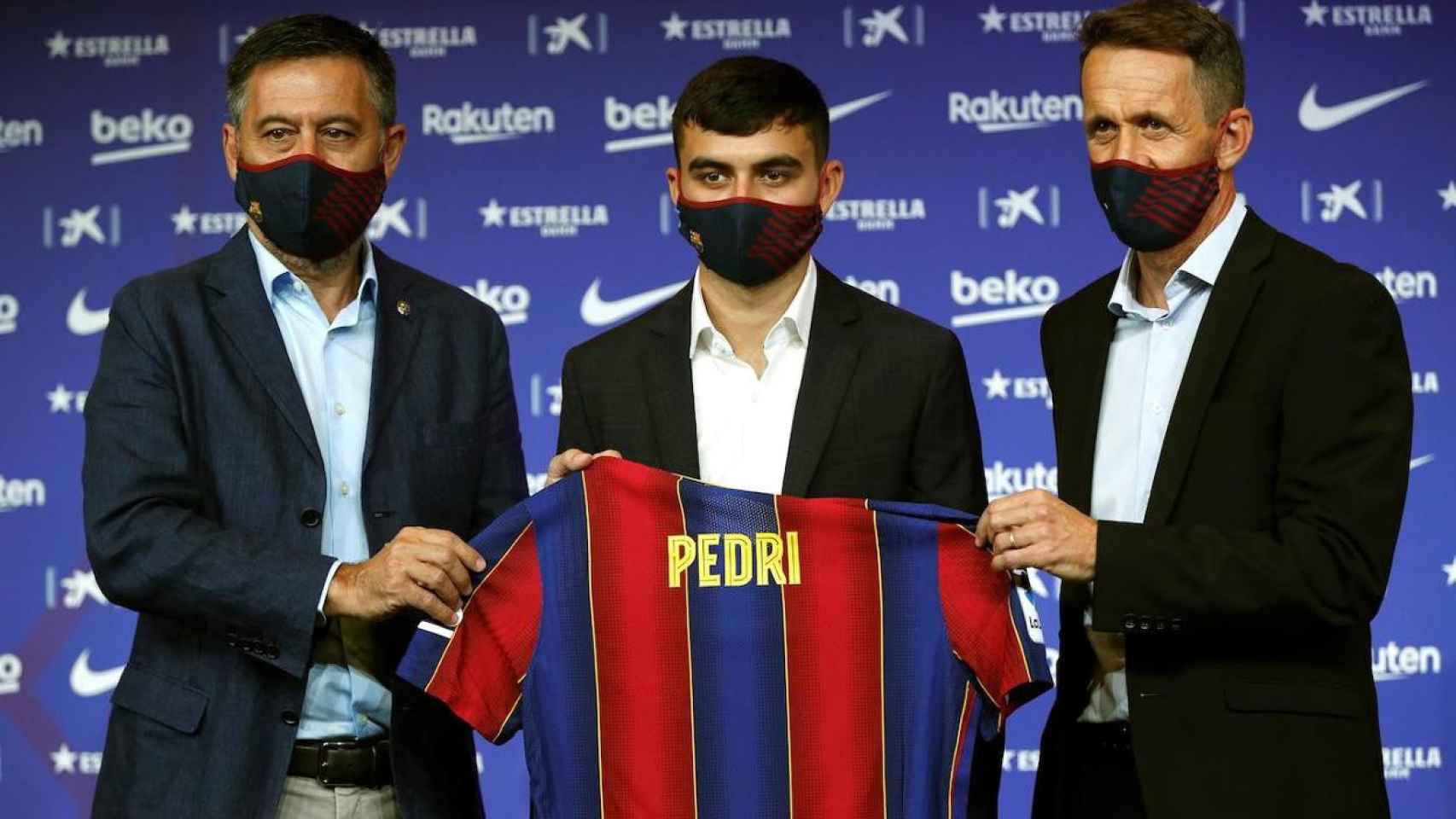 Ramon Planes con Pedri y Bartomeu en la presentación del canario / EFE