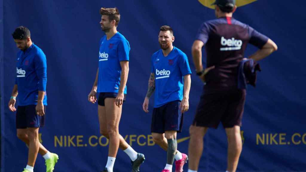 Messi, Piqué y Luis Suárez, contemplados por Valverde en un entrenamiento / EFE