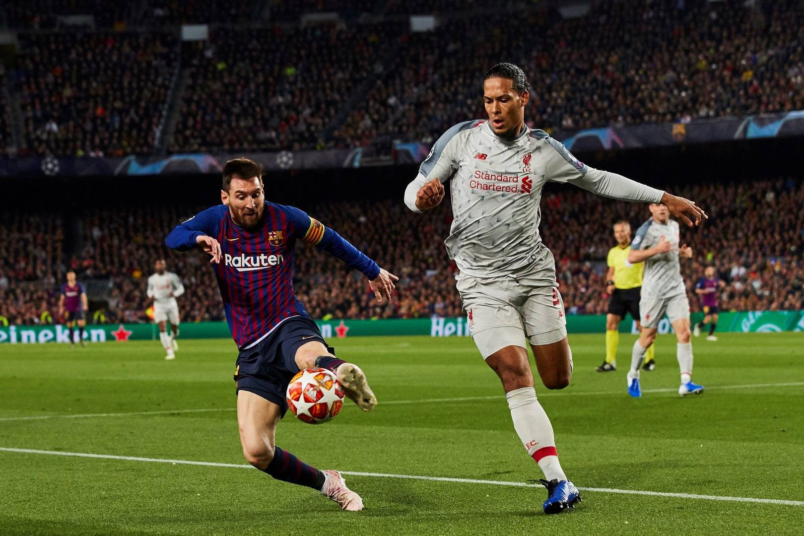 Leo Messi disputando un balón con Virgil Van Dijk en el Camp Nou / EFE