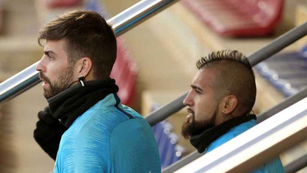 Arturo Vidal y Gerard Piqué en un entrenamiento del Barça / EFE