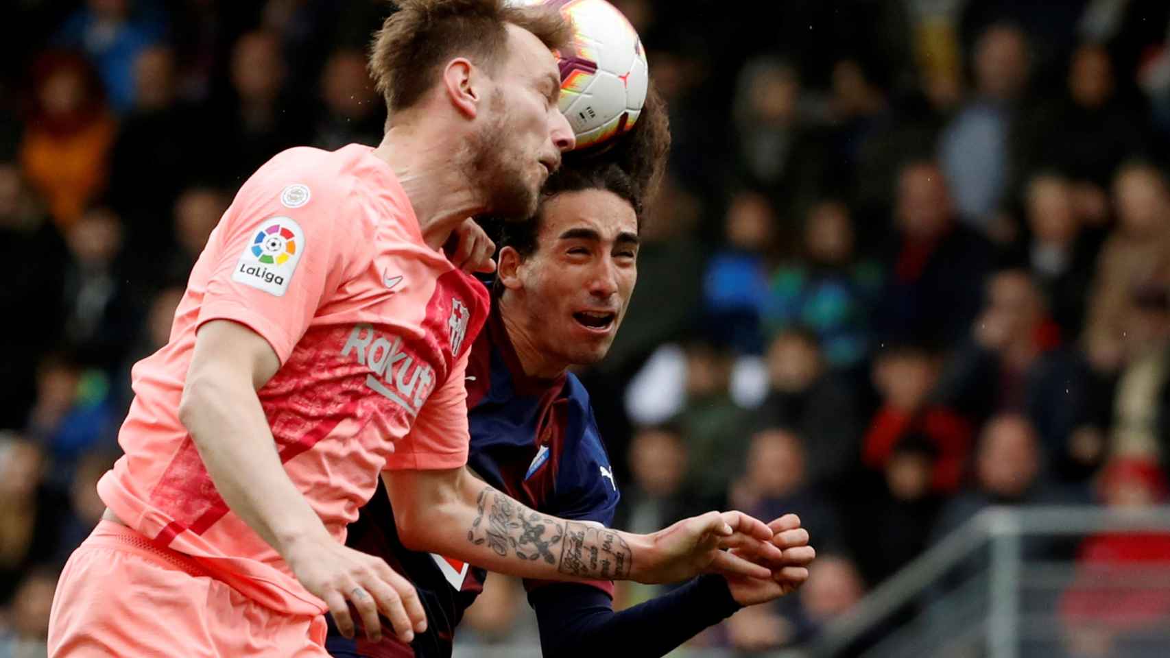 Ivan Rakitic disputa un balón con Marc Cucurella / EFE