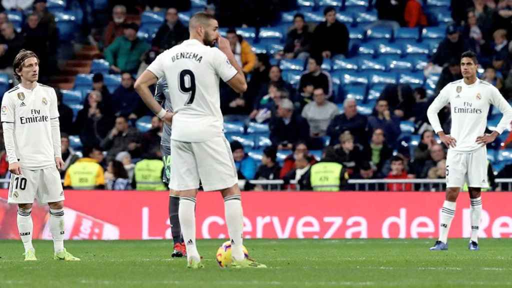 Los futbolistas del Real Madrid Luka Modric (i), Karim Benzema (c) y Raphael Varane (d), cariacontecidos tras encajar un gol en el Bernabéu / EFE