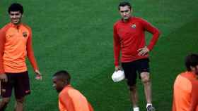 Carles Aleñá (i) junto a Ernesto Valverde (d) en un entrenamiento del Barça / EFE