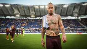 Nainggolan exhibe su torso repleto de tatuajes