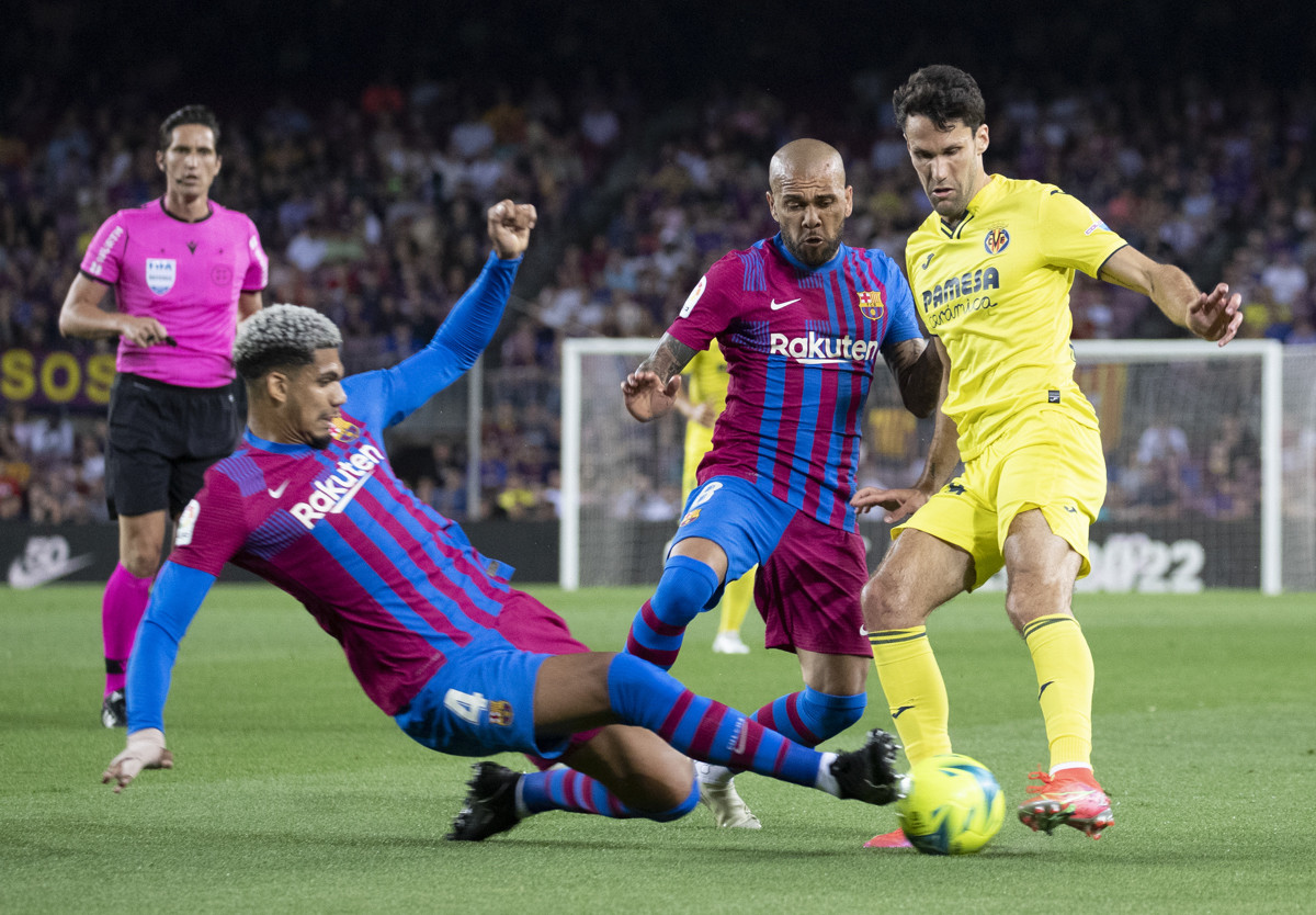 Ronald Araujo y Dani Alves, pugnando por un balón con Alfonso Pedraza / EFE