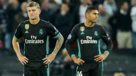 Toni Kroos y Casemiro con la camiseta del Real Madrid / EFE