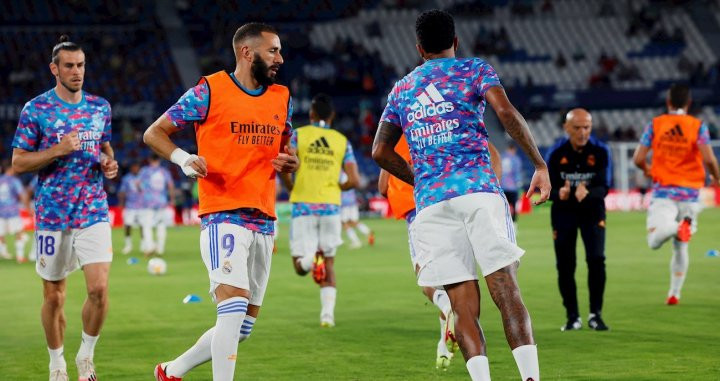 El Real Madrid calienta antes del encuentro ante el Levante / EFE