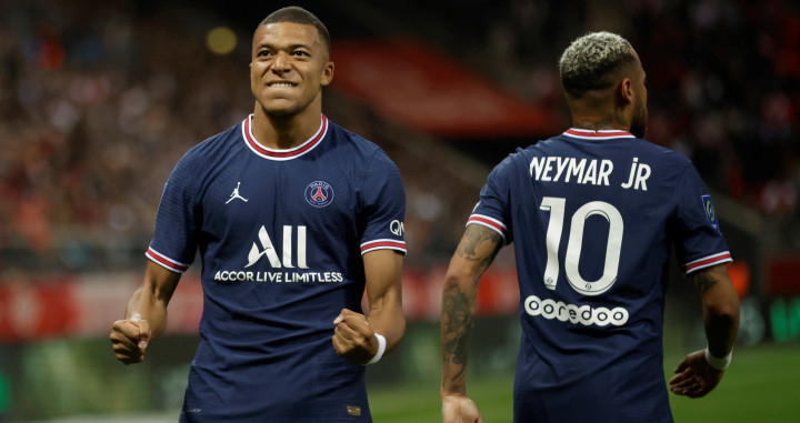 Mbappé celebra uno de sus goles junto a Neymar, en el último partido del PSG / EFE