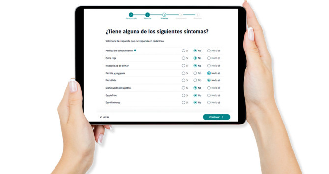 Una mujer accede al evaluador de síntomas de la app de salud digital de Quirónsalud / QUIRÓNSALUD