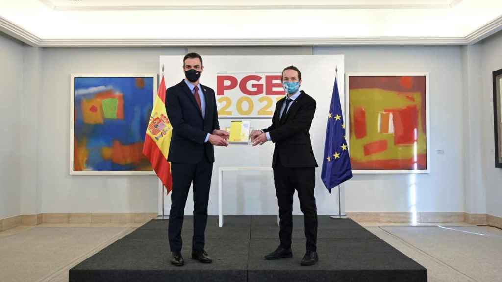 El presidente del Gobierno, Pedro Sánchez, junto al vicepresidente, Pablo Iglesias, tras una ronda de preguntas / EP