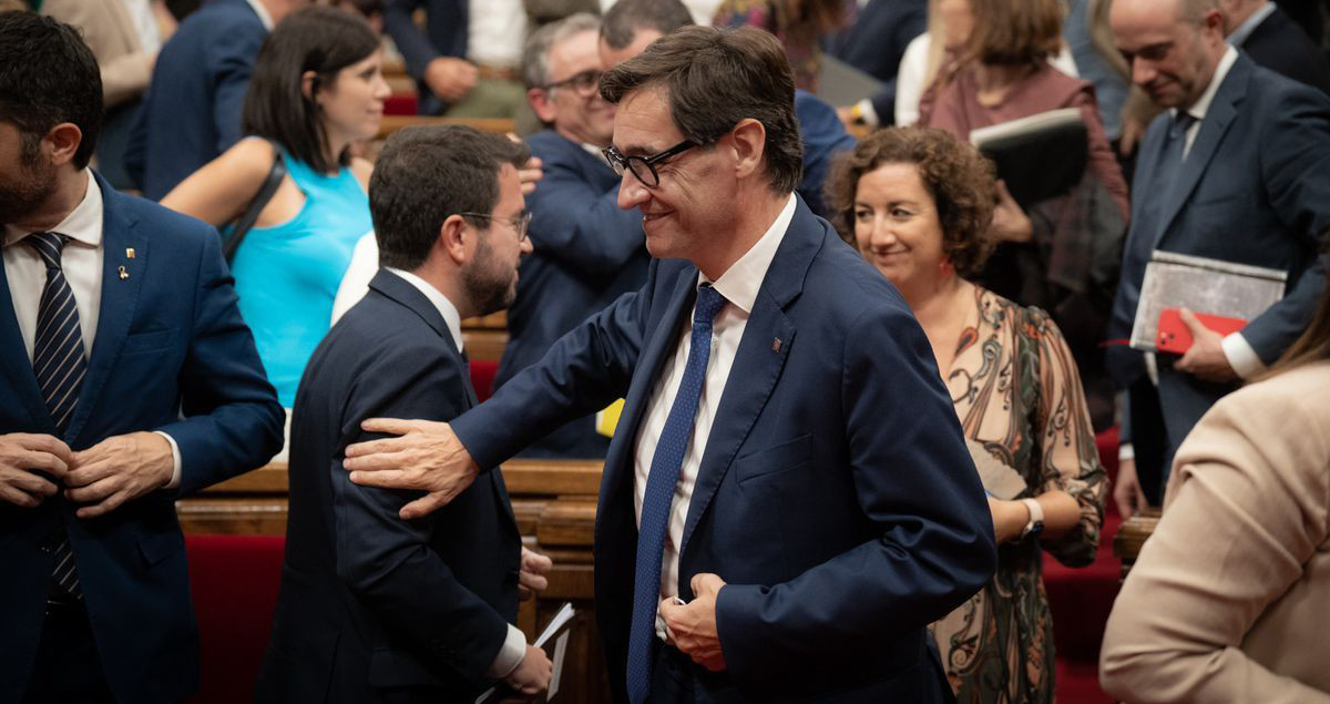 Salvador Illa y Pere Aragonès en el Parlament, quienes se emplazan a una reunión sobre los presupuestos / EUROPA PRESS