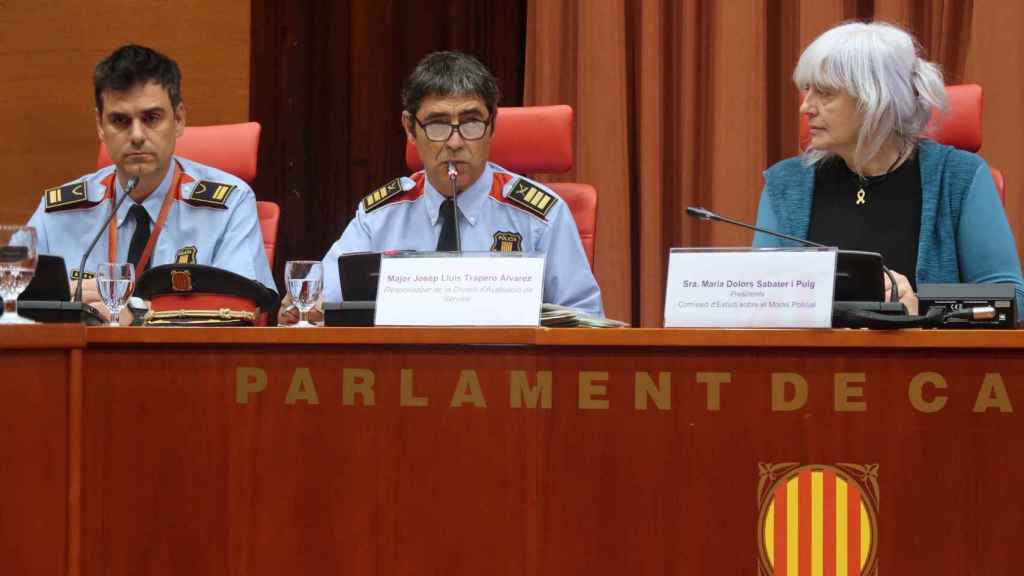 El mayor de los Mossos d'Esquadra, Josep Lluís Trapero (centro), y la diputada de la CUP y presidenta de la comisión del Parlament sobre la remodelación policial, Dolors Sabater (CUP) / PARLAMENT DE CATALUÑA