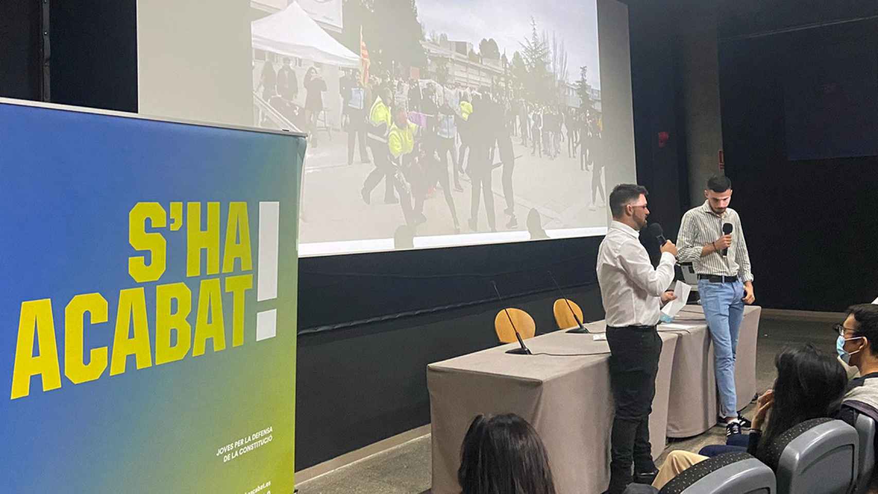 Acto de las juventudes constitucionalistas de S'ha Acabat!, entidad donde una joven denuncia una agresión por llevar una pulsera de España / CG