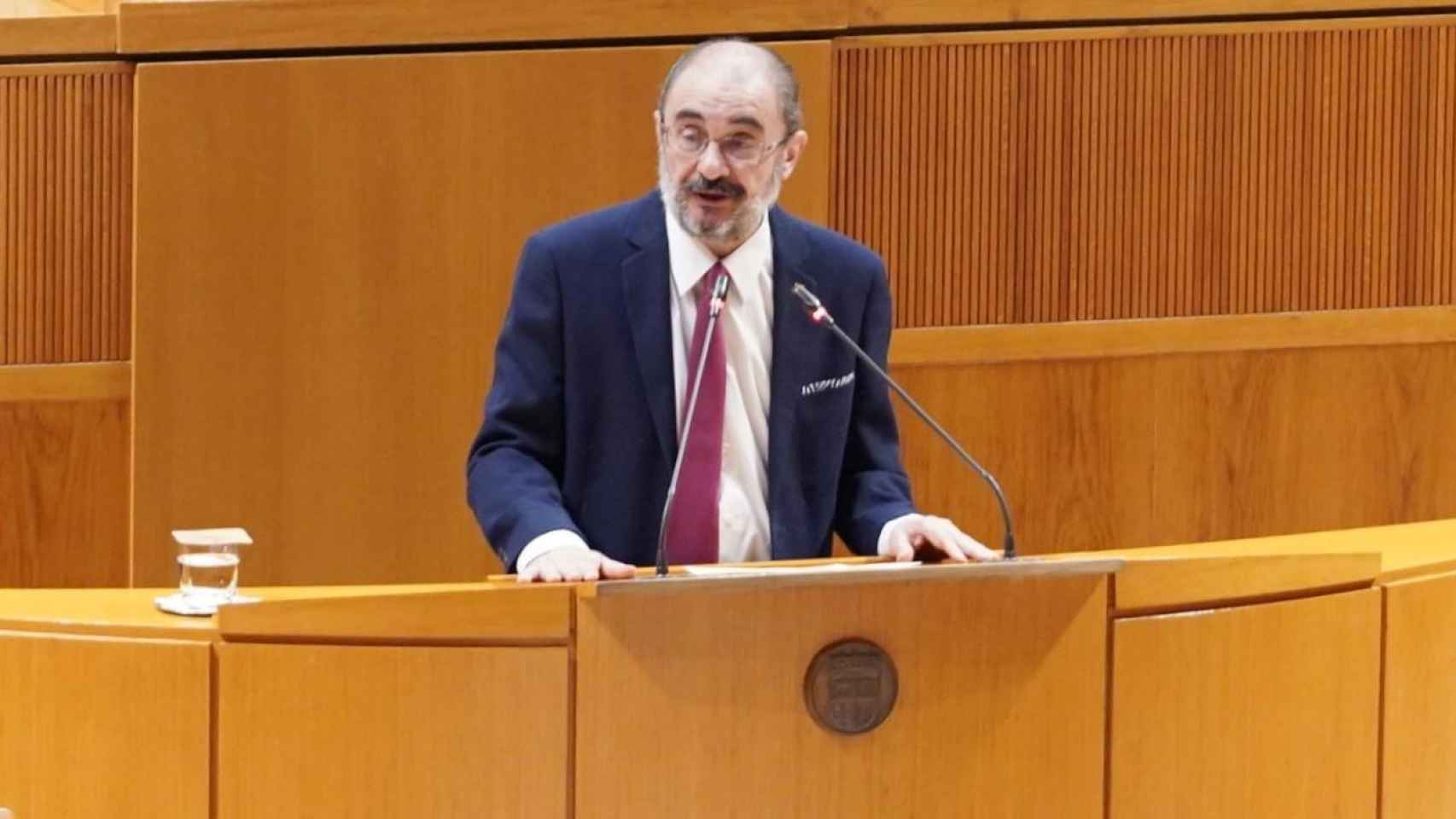 El presidente de Aragón, Javier Lambán, en la tribuna del parlamento autonómico / CORTES DE ARAGÓN