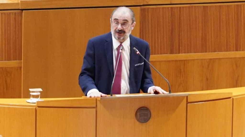 El presidente de Aragón, Javier Lambán, en la tribuna del parlamento autonómico / CORTES DE ARAGÓN