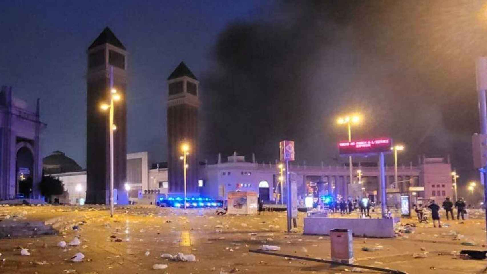 El acceso a la avenida de Maria Cristina, destrozado después del macrobotellón de Barcelona. Incivismo / METRÓPOLI