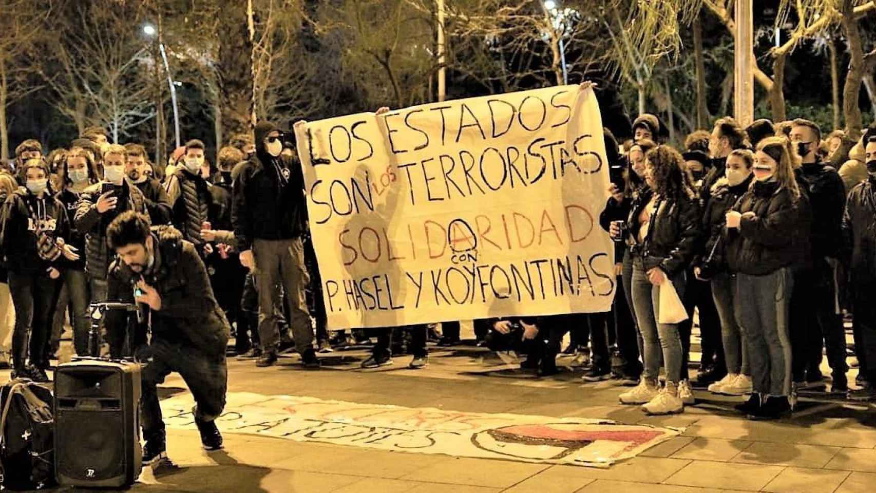 Concentración a favor de Pablo Hasél este sábado en la plaza Universitat / EUROPA PRESS