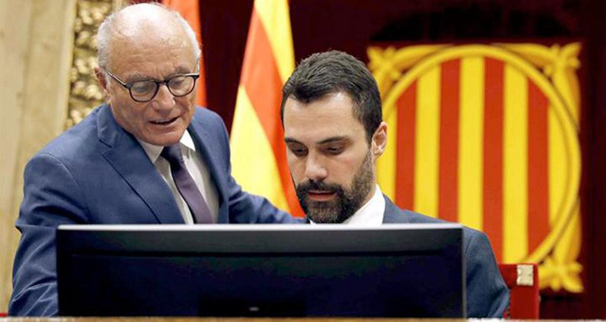 El secretario general del Parlament, Xavier Muro, junto al presidente de la Cámara, Roger Torrent / CG