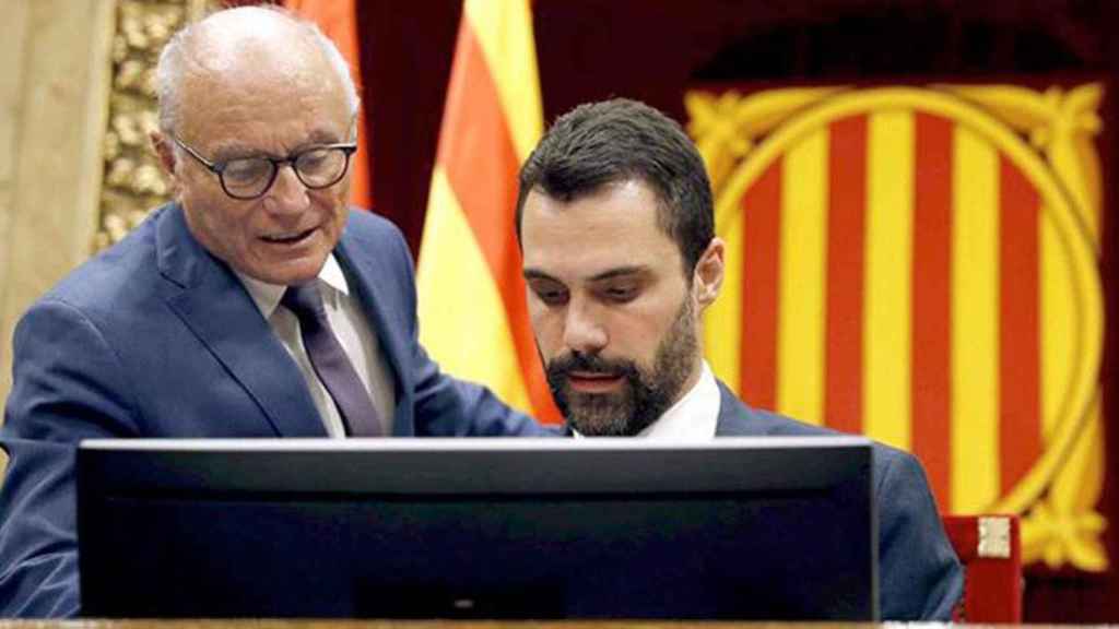 El secretario general del Parlament, Xavier Muro, junto al presidente de la Cámara, Roger Torrent / CG