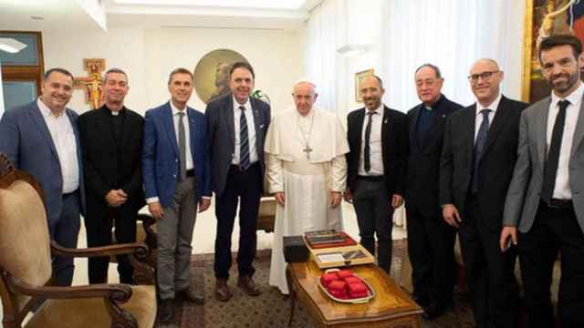 Representantes del Ayuntamiento de Manresa durante su visita al Papa Francisco, a quien entregaron un libro de Oriol Junqueras / AJUNTAMENT DE MANRESA