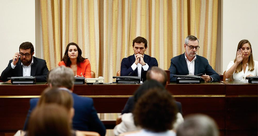 El presidente de Ciudadanos, Albert Rivera, acompañado de los dirigentes de su partido Manuel Gutiérrez, Inés Arrimadas, José Manuel Villegas y Melisa Rodriguez (i a d), durante la última reunión de su grupo parlamentario / EFE