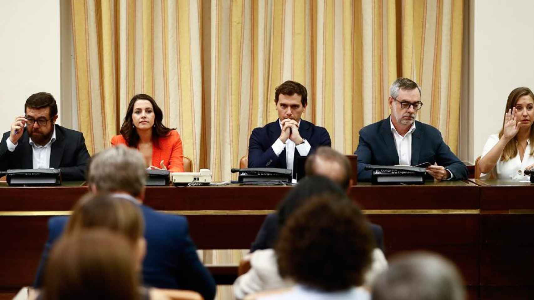 El presidente de Ciudadanos, Albert Rivera, acompañado de los dirigentes de su partido Manuel Gutiérrez, Inés Arrimadas, José Manuel Villegas y Melisa Rodriguez (i a d), durante la última reunión de su grupo parlamentario / EFE