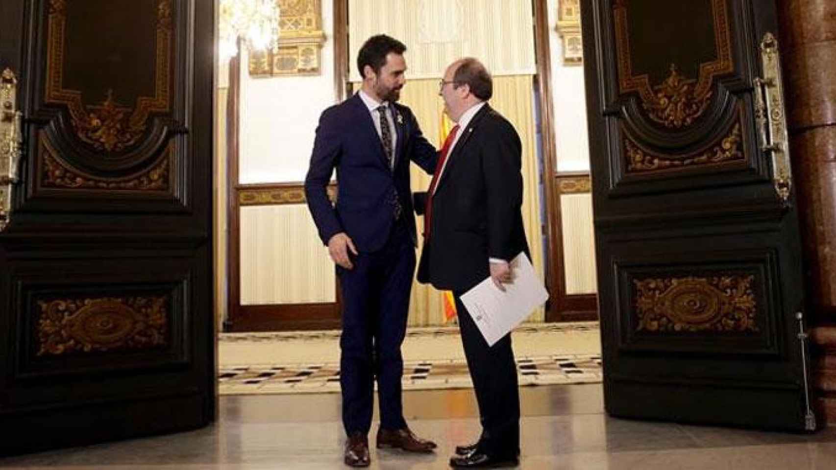 Roger Torrent (i), presidente del Parlament y una de las caras más conocidas de ERC junto al líder del PSC, Miquel Iceta (d) / EFE