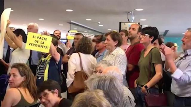 Gritos contra el pacto entre ERC y PSC que ha permitido desalojar a los convergentes en el Ayuntamiento de Sant Cugat / CG