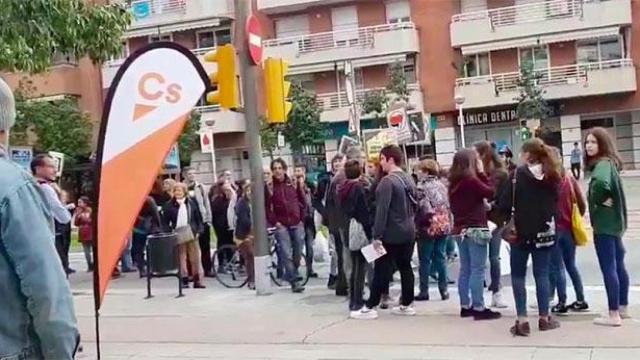 Una carpa de Ciudadanos sufrió un escrache en Esplugues (Barcelona) / CG
