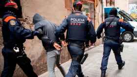 Mossos d'Esquadra deteniendo a una persona en la operación contra los narcopisos en el Raval / EFE