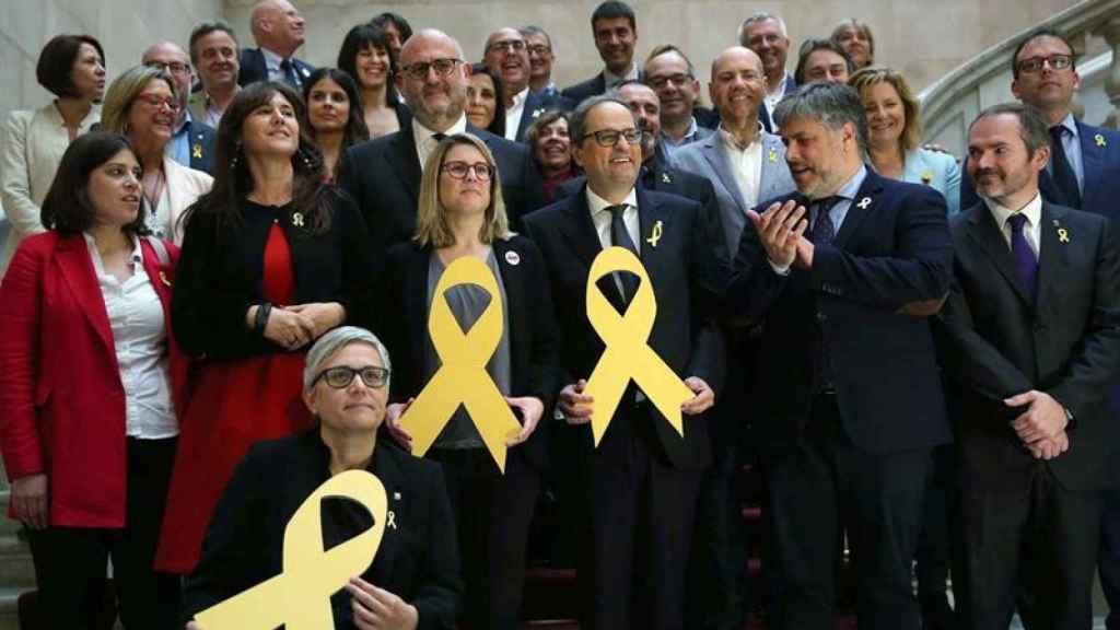 Quim Torra, el nuevo presidente de la Generalitat, posa con varios lazos amarillos tras ser investido  / EFE