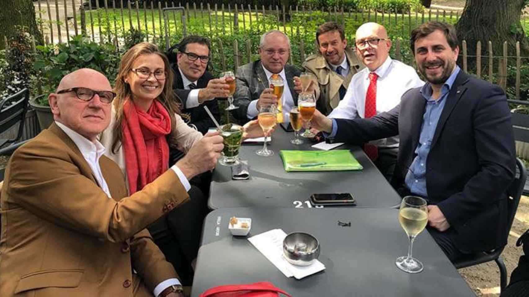 Una imagen de archivo de los exconsejeros Lluís Puig, Toni Comín y Meritxell Serret brindando con sus abogados