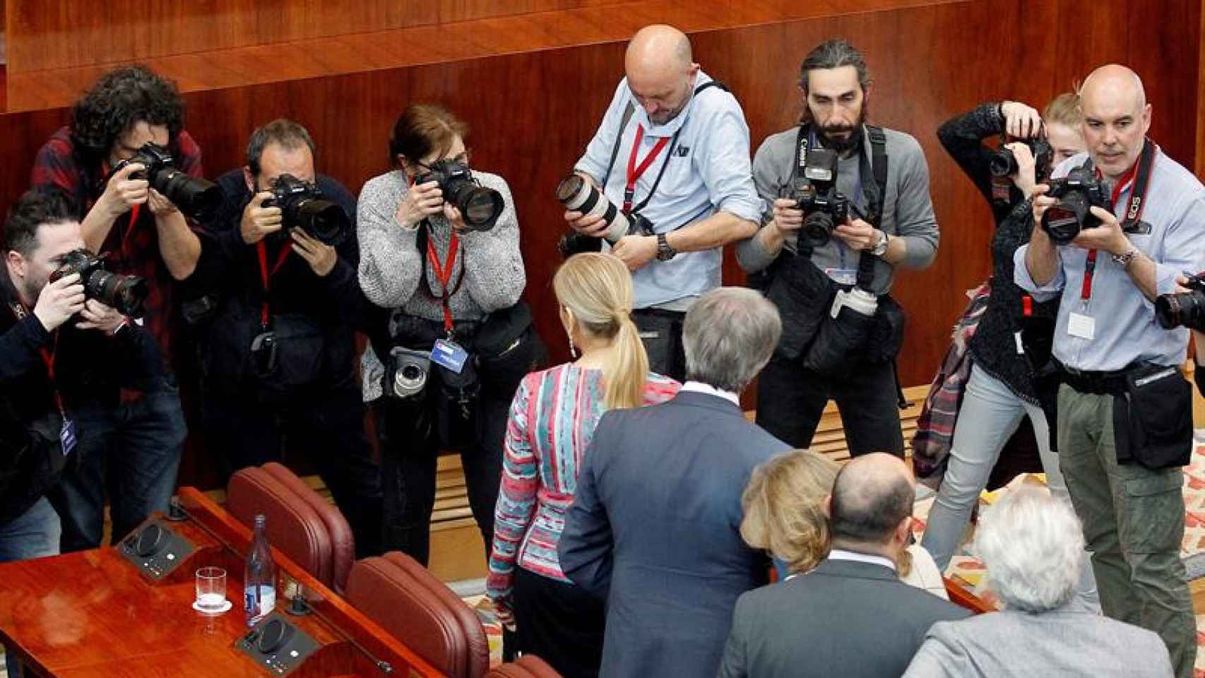 Cristina Cifuentes rodeada de periodistas tras su comparecencia por el caso del máster / EFE