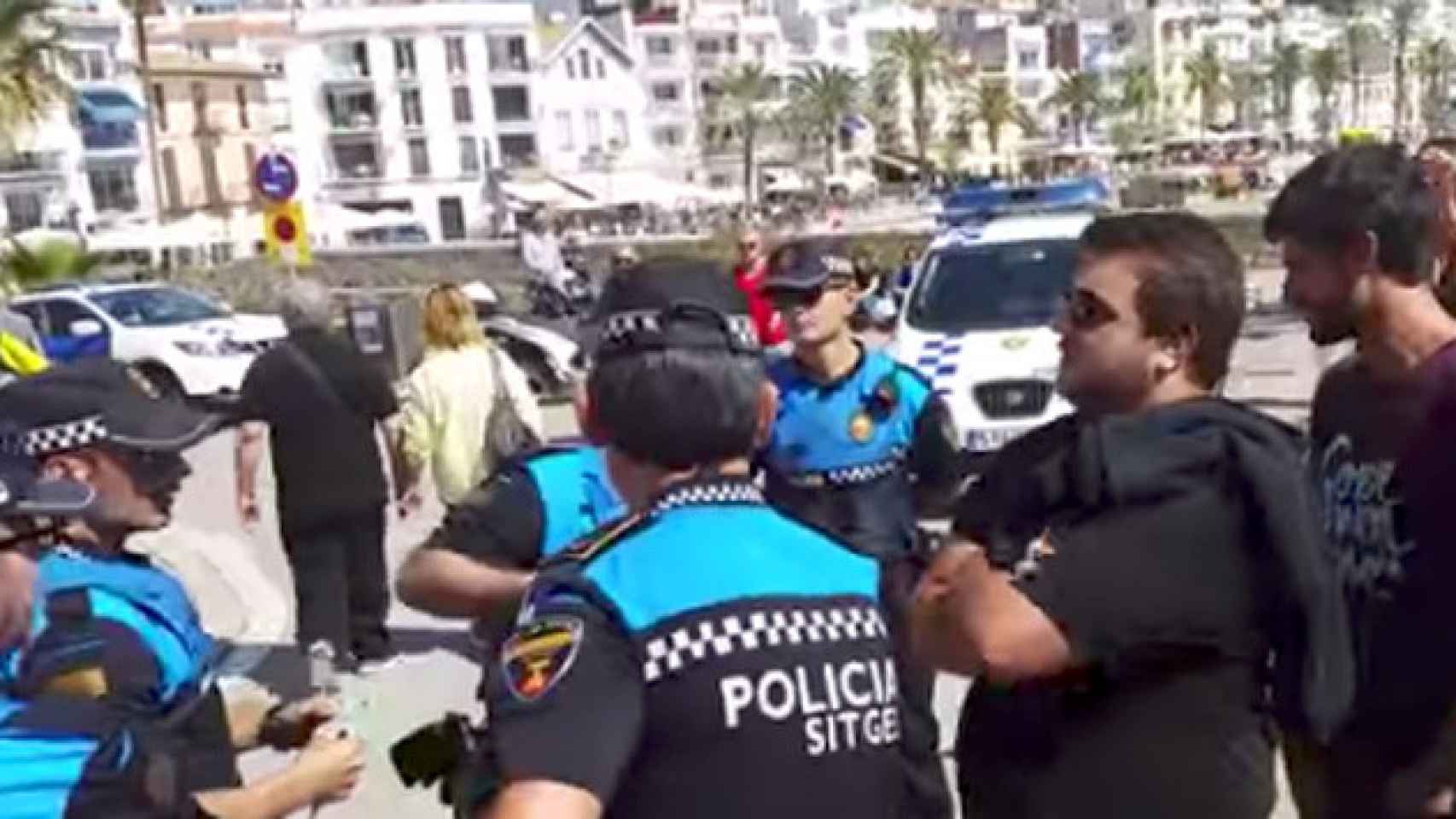 Imagen del momento en el que el agente municipal de Sitges arrebata el móvil a un periodista / CG