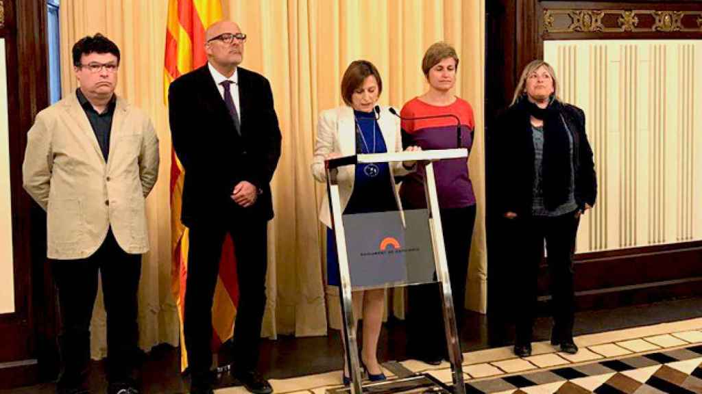 Carme Forcadell, tras su declaración en el Tribunal Constitucional, con miembros de la Mesa del Parlament / CG