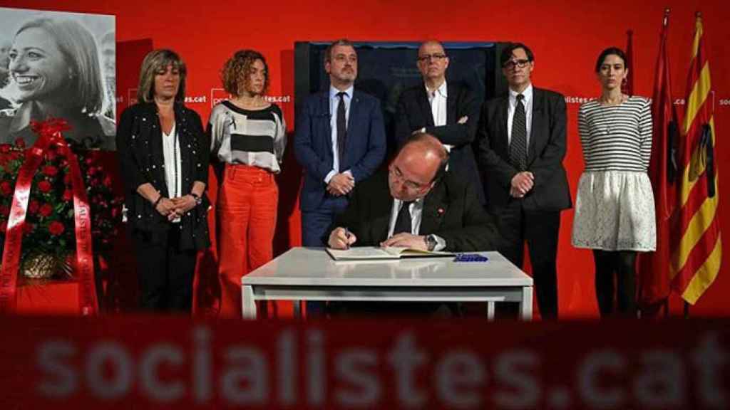 El primer secretario del PSC, Miquel Iceta, firma en el libro de condolencias en memoria de la exministra de Defensa Carme Chacón, acompañado de los dirigentes del partido Núria Marín, Meritxel Batet, Jaume Collboni, José Zaragoza, Salvador Illa, y Núria