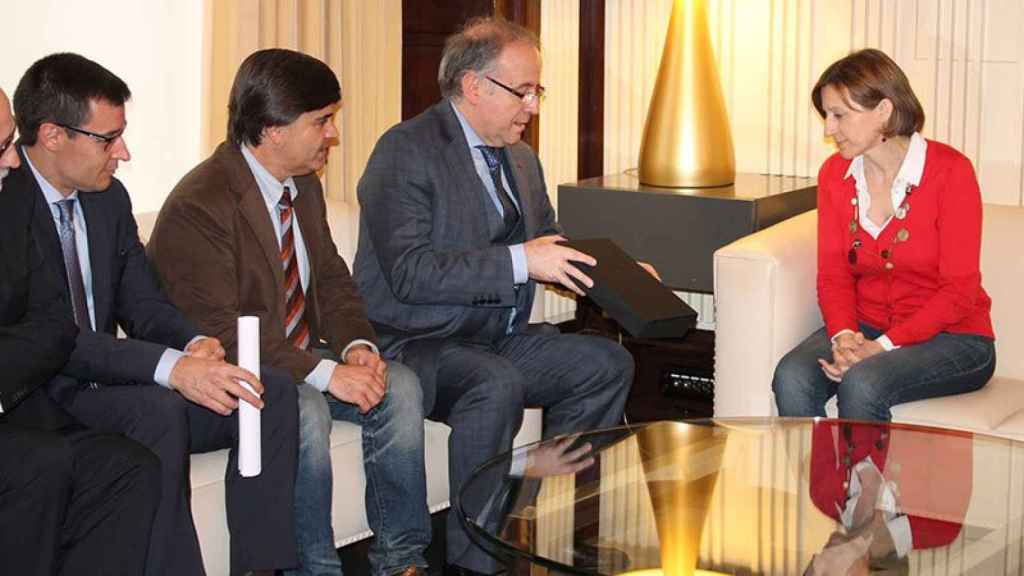 La presidenta del Parlament, Carme Forcadell, recibe el borrador de Constitución catalana de Constituïm.