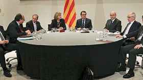 Jordi Baiget, Jaume Amat, Martín Rodríguez Sol, Núria de Gispert, Artur Mas, Miguel Ángel Gimeno, Rafael Ribó y Daniel de Alfonso durante la cumbre anticorrupción celebrada en febrero de 2013