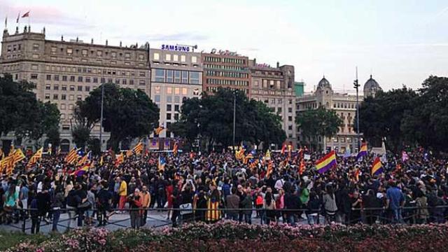 Manifestación en la plaza de Cataluña de Barcelona en defensa, a la vez, de la secesión de Cataluña y de la III República española