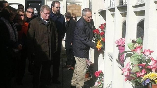Navarro deposita un ramo de flores ante la tumba de Ernest Lluch