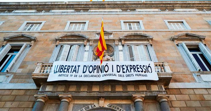 Imagen de la pancarta que preside el balcón del Palau de la Generalitat en Barcelona / CG