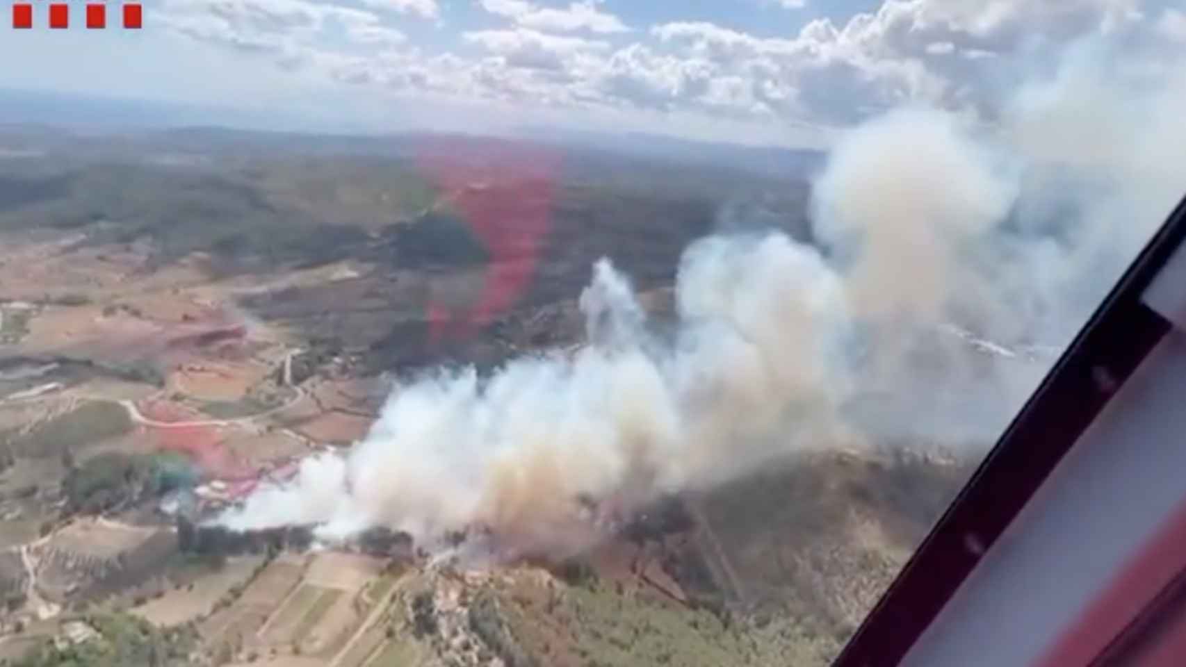 Vista aérea del incendio declarado este viernes en Bonastre (Tarragona), donde casi 60 dotaciones de Bomberos trabajan para sofocar las llamas / BOMBERS