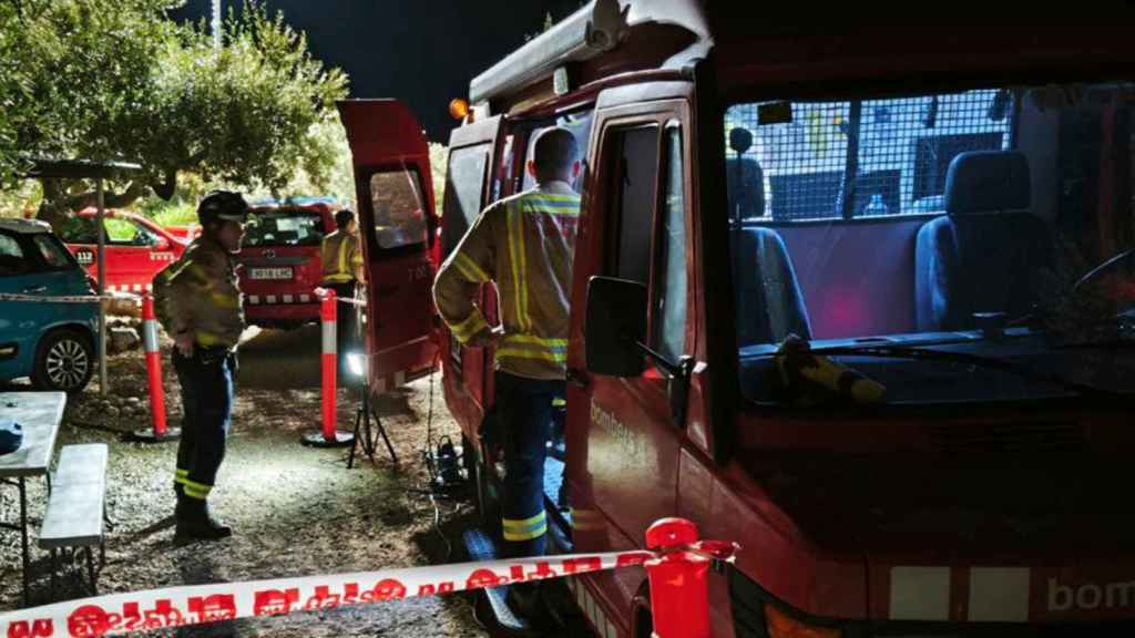 Los Bomberos de la Generalitat trabajan para encontrar al hombre desaparecido en Tortosa / BOMBERS