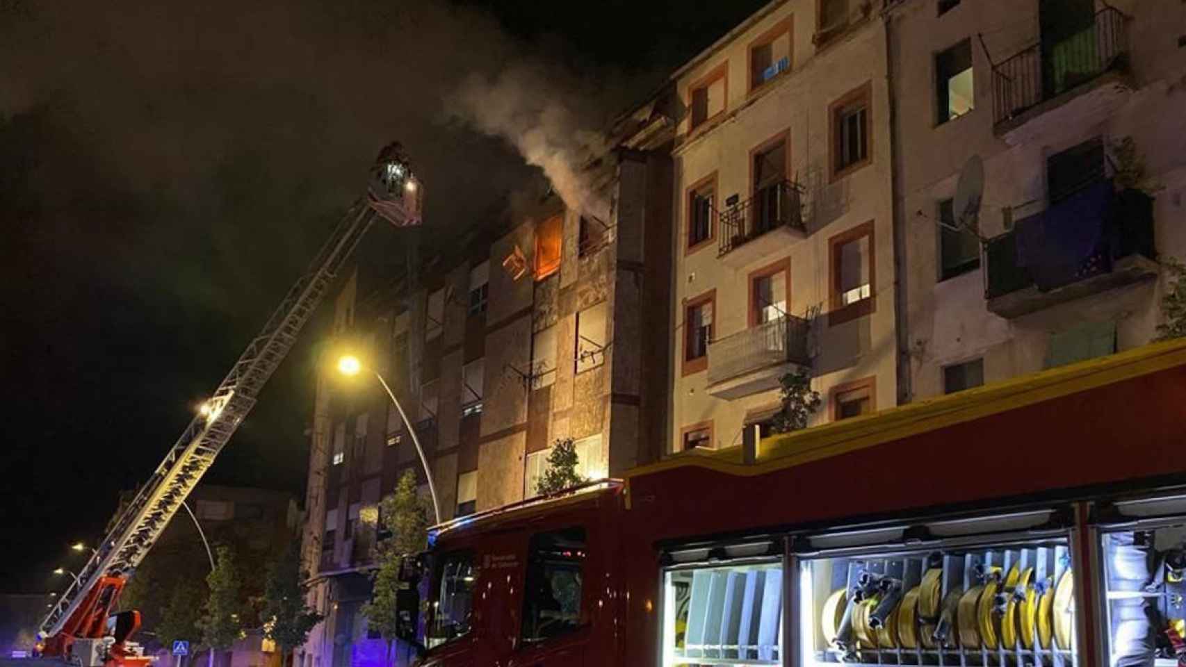 Imagen del incendio en un edificio de Manresa durante la madrugada de este miércoles / BOMBERS