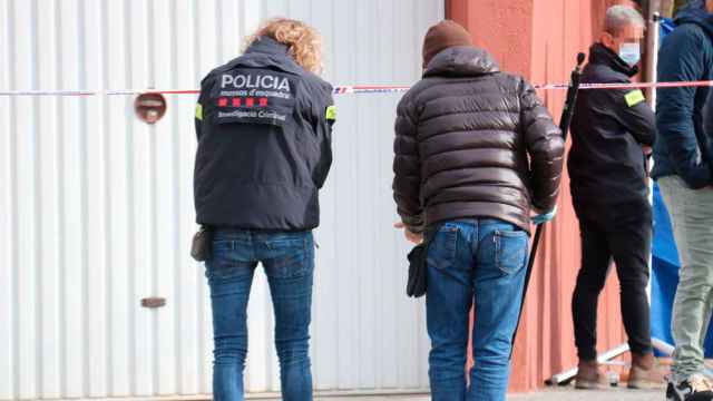 Dos agentes de Mossos d'Esquadra en el lugar del tiroteo de Cerdanyola / Cedida