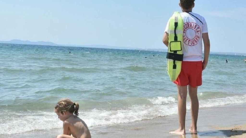 Un socorrista encargado de prevenir ahogamientos, como los ocurridos en playas de Tarragona / PROTECCIÓN CIVIL