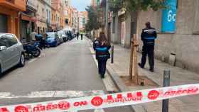 Policías locales en el lugar del incendio en Santa Coloma de Gramenet (Barcelona) / NC